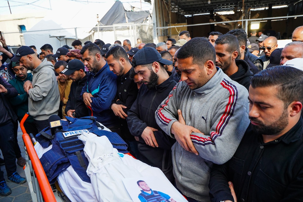 جنازة الزميل الصحفي محمد وشاح، مراسل قناة الجزيرة مباشر، الذي اغتيل في غارة جوية إسرائيلية بقطاع غزة، 9 أبريل/نيسان 2026.