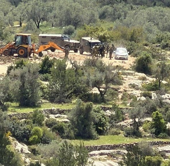 الاحتلال يستولي على جرافتين في دير غسانة شمال غرب رام الله.jpg