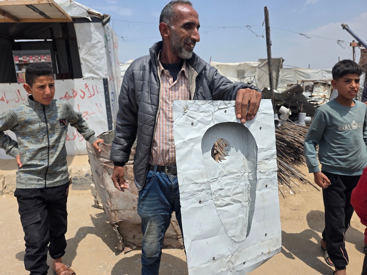 يبيع فلسطينيون موادًا مُستصلحة من أنقاض منازلهم المدمرة، بما في ذلك المعادن والخشب والأبواب ومستلزمات النظافة، في سوق للخردة بمنطقة المواصي في خان يونس جنوب قطاع غزة، في 27 أبريل/نيسان 2026 (صورة: طارق محمد)