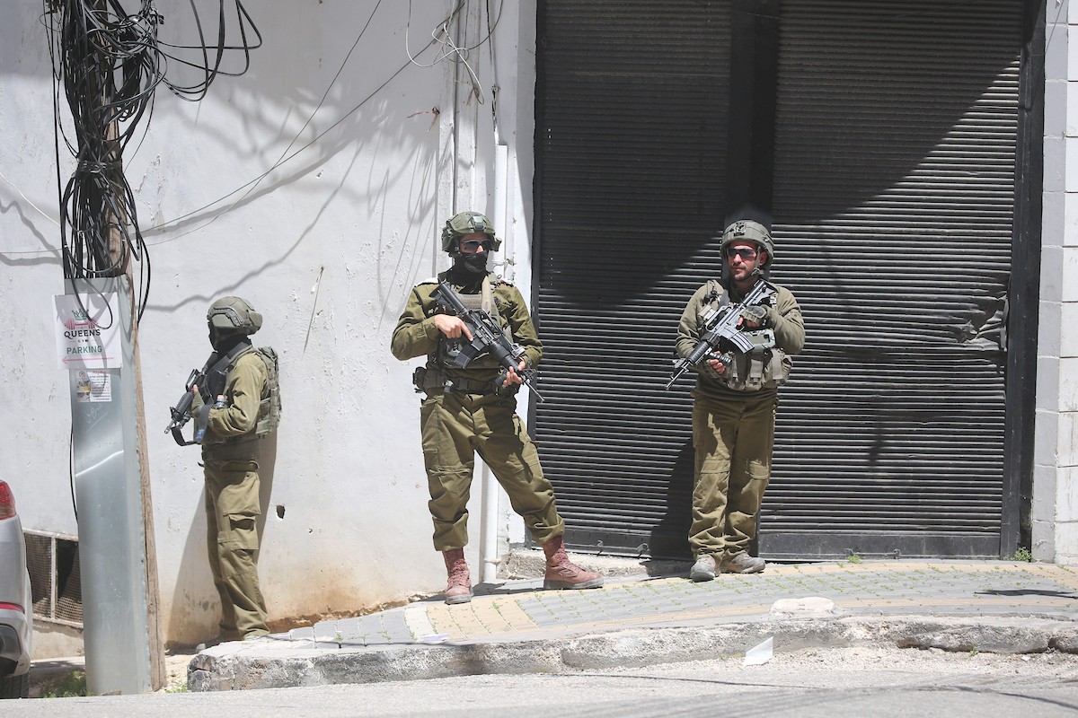 جنود إسرائيليون يقفون في أحد شوارع مدينة نابلس شمال الضفة الغربية، في 23 أبريل/نيسان 2026، خلال غارة للجيش الإسرائيلي. (صورة: محمد ناصر)