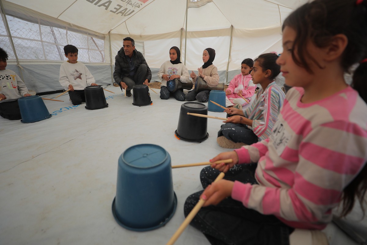 يشارك أطفال فلسطينيون في أنشطة ترفيهية ودعم نفسي اجتماعي في مخيم الزهور للنازحين في مخيم النصيرات للاجئين وسط قطاع غزة. 26 أبريل/نيسان 2026، (تصوير: حسن الجديدي)