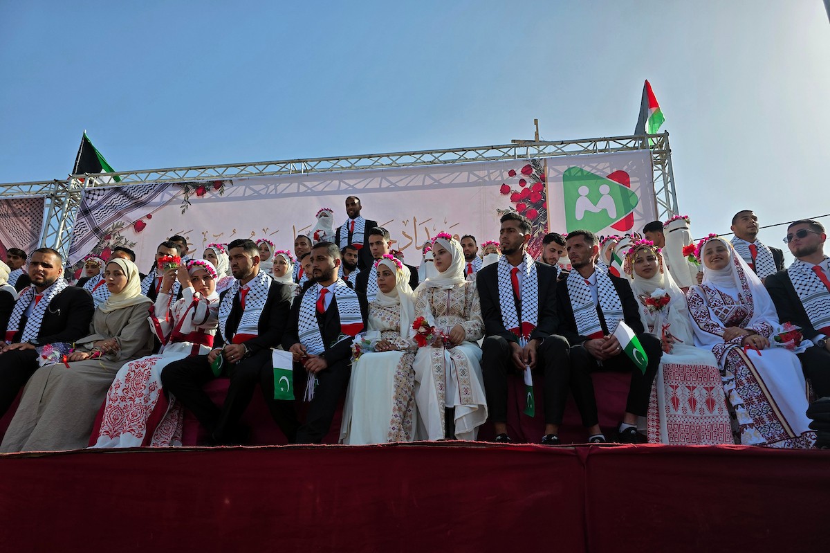 فلسطينيون يشاركون في حفل زفاف جماعي لخمسين عريساً فقدوا أفراداً من عائلاتهم خلال الحرب، ضمن مبادرة بعنوان أفراح رغم الجراح، في خان يونس، جنوب قطاع غزة. 26 أبريل/نيسان 2026، (تصوير: طارق محمد)