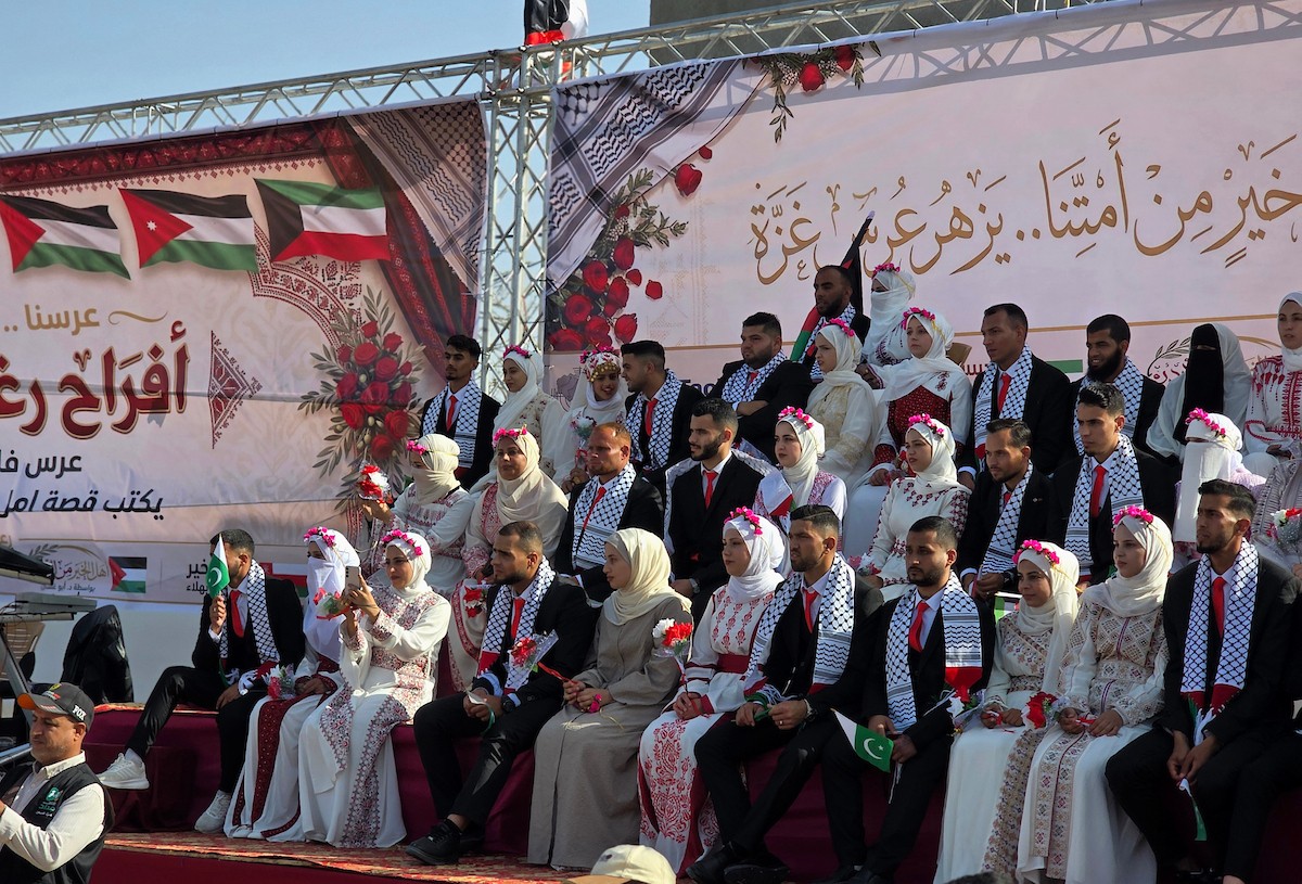 فلسطينيون يشاركون في حفل زفاف جماعي لخمسين عريساً فقدوا أفراداً من عائلاتهم خلال الحرب، ضمن مبادرة بعنوان أفراح رغم الجراح، في خان يونس، جنوب قطاع غزة. 26 أبريل/نيسان 2026، (تصوير: طارق محمد)