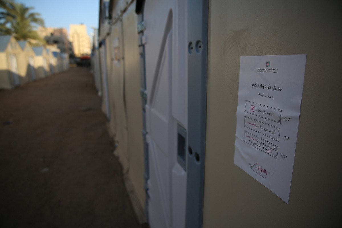 فرز أصوات الناخبين داخل مركز اقتراع في دير البلح، في 25 أبريل/نيسان 2026. وقد جرت الانتخابات البلدية اليوم في الضفة الغربية ووسط قطاع غزة، في أول انتخابات منذ بدء حرب غزة. (صورة: هادي داود)