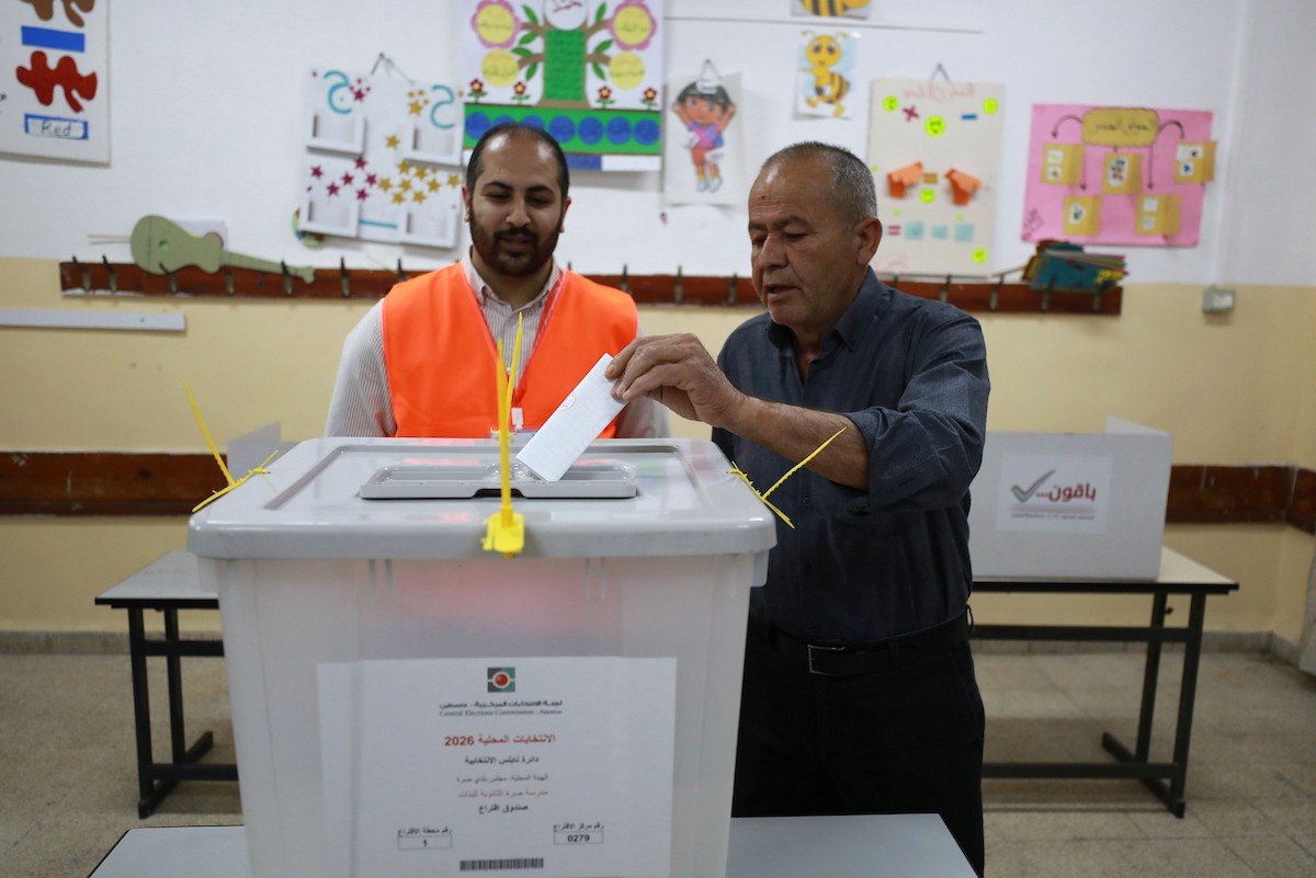 الفلسطينيون يدلون بأصواتهم خلال الانتخابات البلدية لعام 2026 في قرية السرة، غرب نابلس في الضفة الغربية، في 25 أبريل/نيسان 2026. (صورة: أيمن أمين)