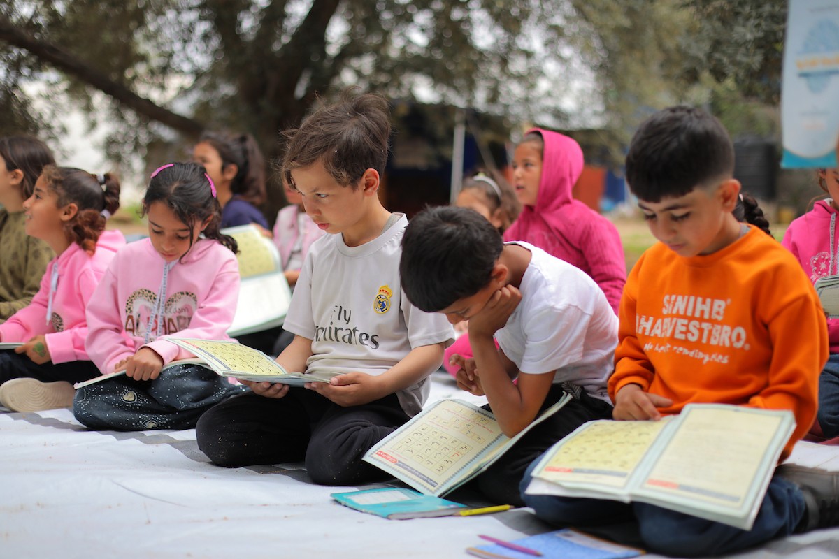 يشارك أطفال فلسطينيون في أنشطة ترفيهية ودعم نفسي اجتماعي في مخيم الزهور للنازحين في مخيم النصيرات للاجئين وسط قطاع غزة. 26 أبريل/نيسان 2026، (تصوير: حسن الجديدي)