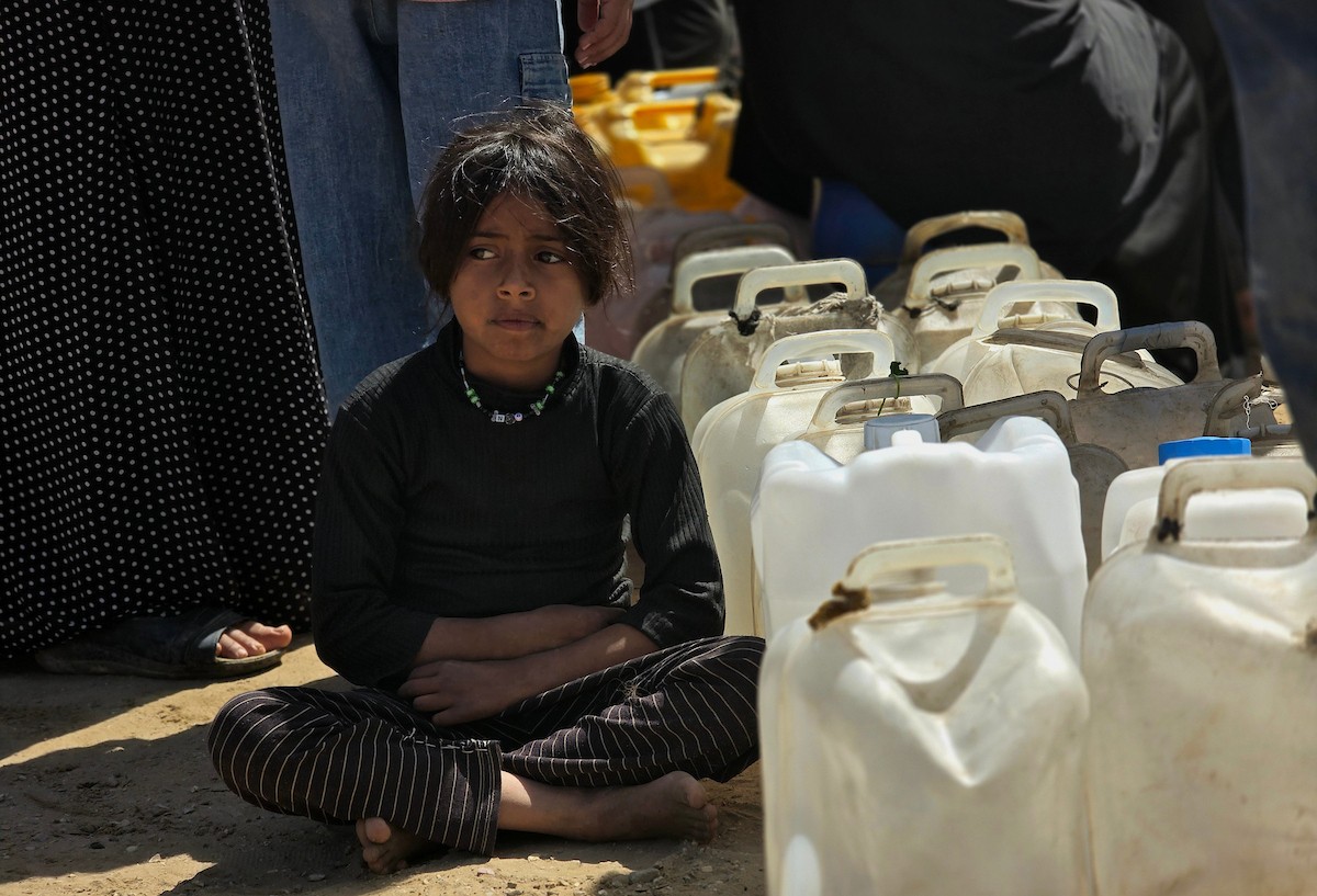 شارك فلسطينيون نازحون في اعتصام احتجاجي جنوب خان يونس، داخل مخيمات النزوح، مطالبين بإنهاء أزمة مياه الشرب، 5 أبريل/نيسان 2026. تصوير: طارق محمد (APA Images).