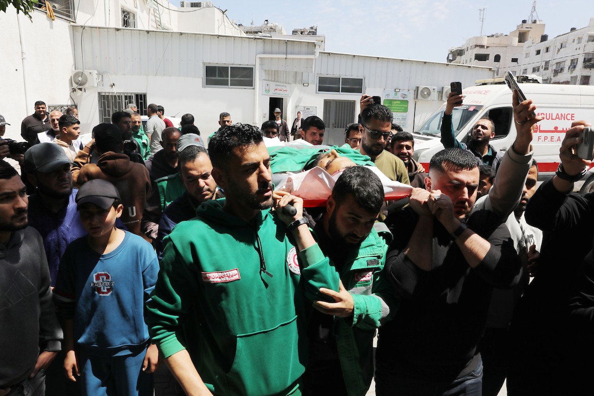 مشيعون فلسطينيون يودعون جثمان المسعف إبراهيم صقر خلال جنازته في مستشفى الشفاء بمدينة غزة في 29 أبريل/نيسان 2026. (صورة: بلال أسامة)