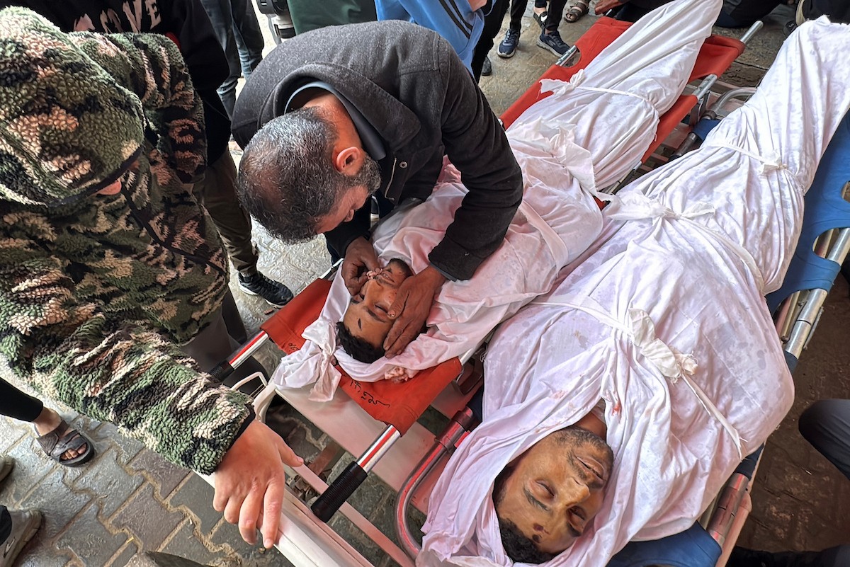 في السابع من أبريل/نيسان 2026، أقارب الضحايا يلقون نظرة أخيرة على جثامين فلسطينيين سقطوا في غارة جوية إسرائيلية شرق مخيم المغازي للاجئين، داخل مستشفى شهداء الأقصى في دير البلح بوسط قطاع غزة.  (صورة: أحمد إبراهيم)