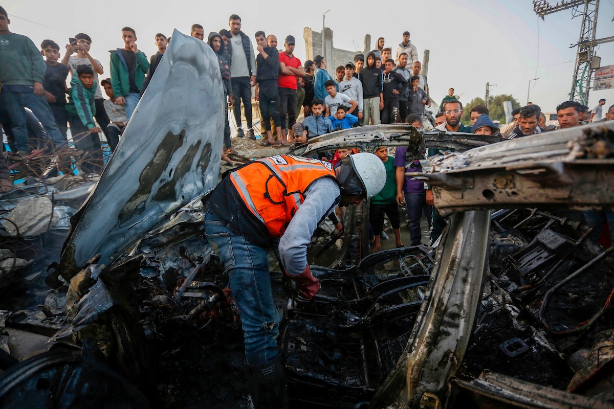 يتفقد فلسطينيون آثار غارة جوية إسرائيلية استهدفت مركبة في شارع صلاح الدين قرب مدخل مخيم المغازي للاجئين وسط قطاع غزة، في 4 أبريل/نيسان 2026.  (صورة: أحمد إبراهيم)