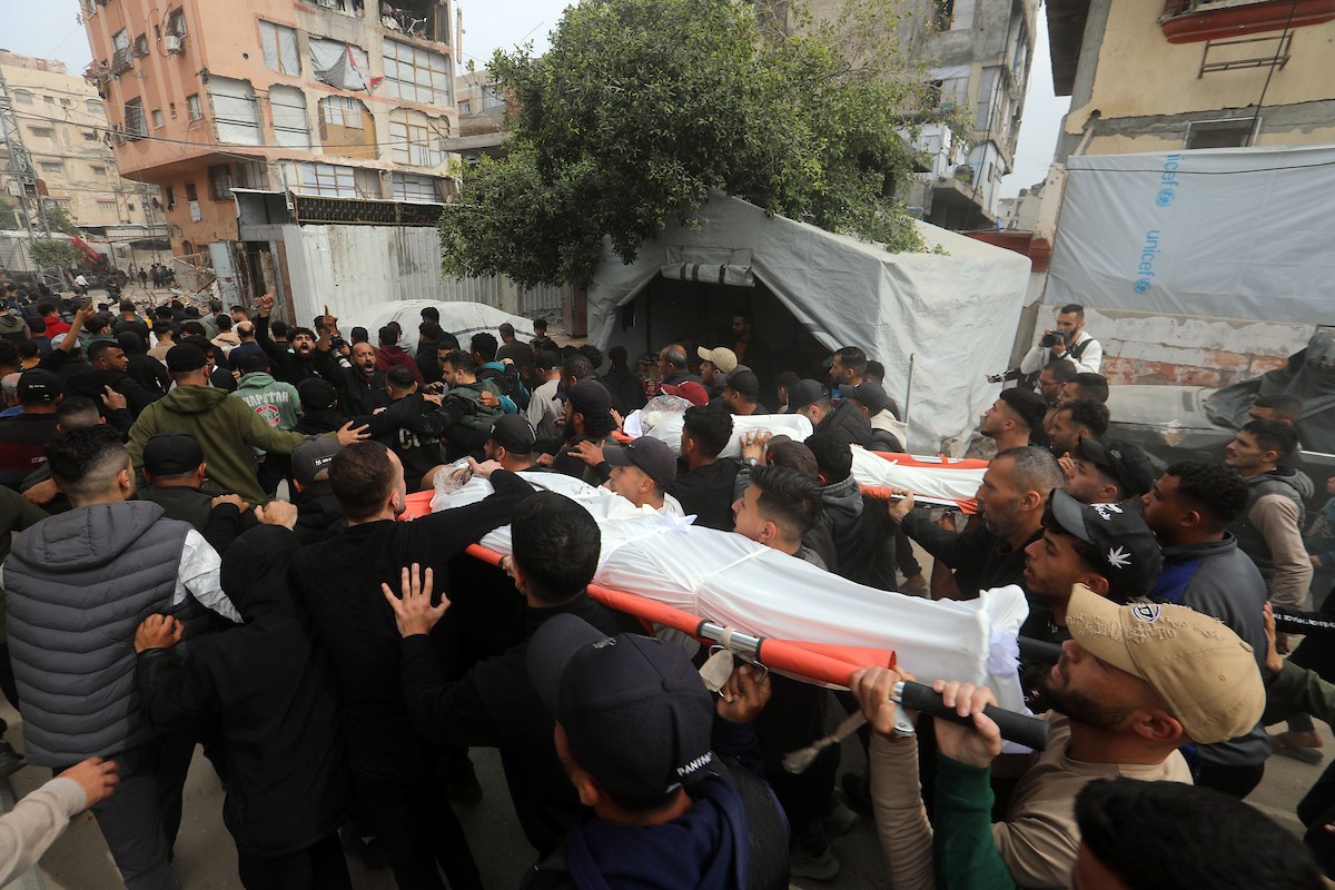 ودّع المشيّعون جثامين الفلسطينيين الذين سقطوا في غارة جوية إسرائيلية على مخيم الشاطئ للاجئين خلال جنازتهم في مدينة غزة في 15 أبريل/نيسان 2026. صورة: بلال أسامة