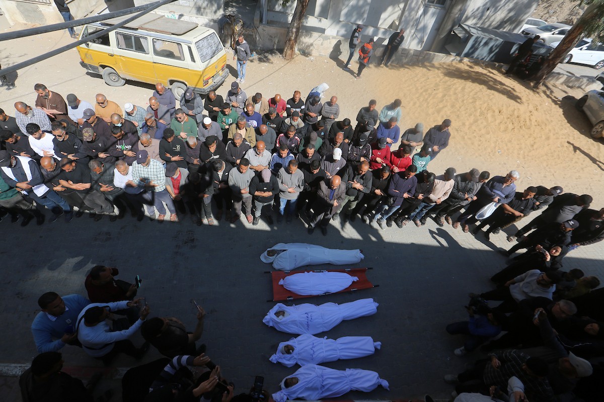 ودّع فلسطينيون جثامين 5 مواطنين بينهم 3 أطفال في مستشفى الشفاء بمدينة غزة، وكانوا قد سقطوا ليلة أمس في غارة إسرائيلية بمنطقة بيت لاهيا شمال قطاع غزة. 23 أبريل/نيسان 2026. صورة: بلال أسامة