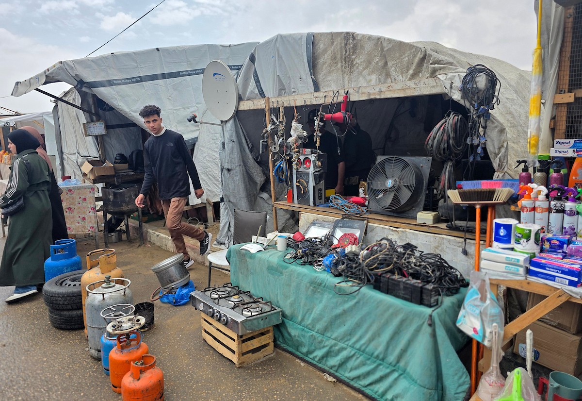 يبيع فلسطينيون موادًا مُستصلحة من أنقاض منازلهم المدمرة، بما في ذلك المعادن والخشب والأبواب ومستلزمات النظافة، في سوق للخردة بمنطقة المواصي في خان يونس جنوب قطاع غزة، في 27 أبريل/نيسان 2026 (صورة: طارق محمد)