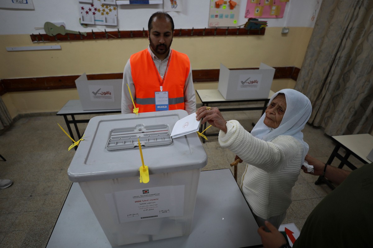 الفلسطينيون يدلون بأصواتهم خلال الانتخابات البلدية لعام 2026 في قرية السرة، غرب نابلس في الضفة الغربية، في 25 أبريل/نيسان 2026. (صورة: أيمن أمين)