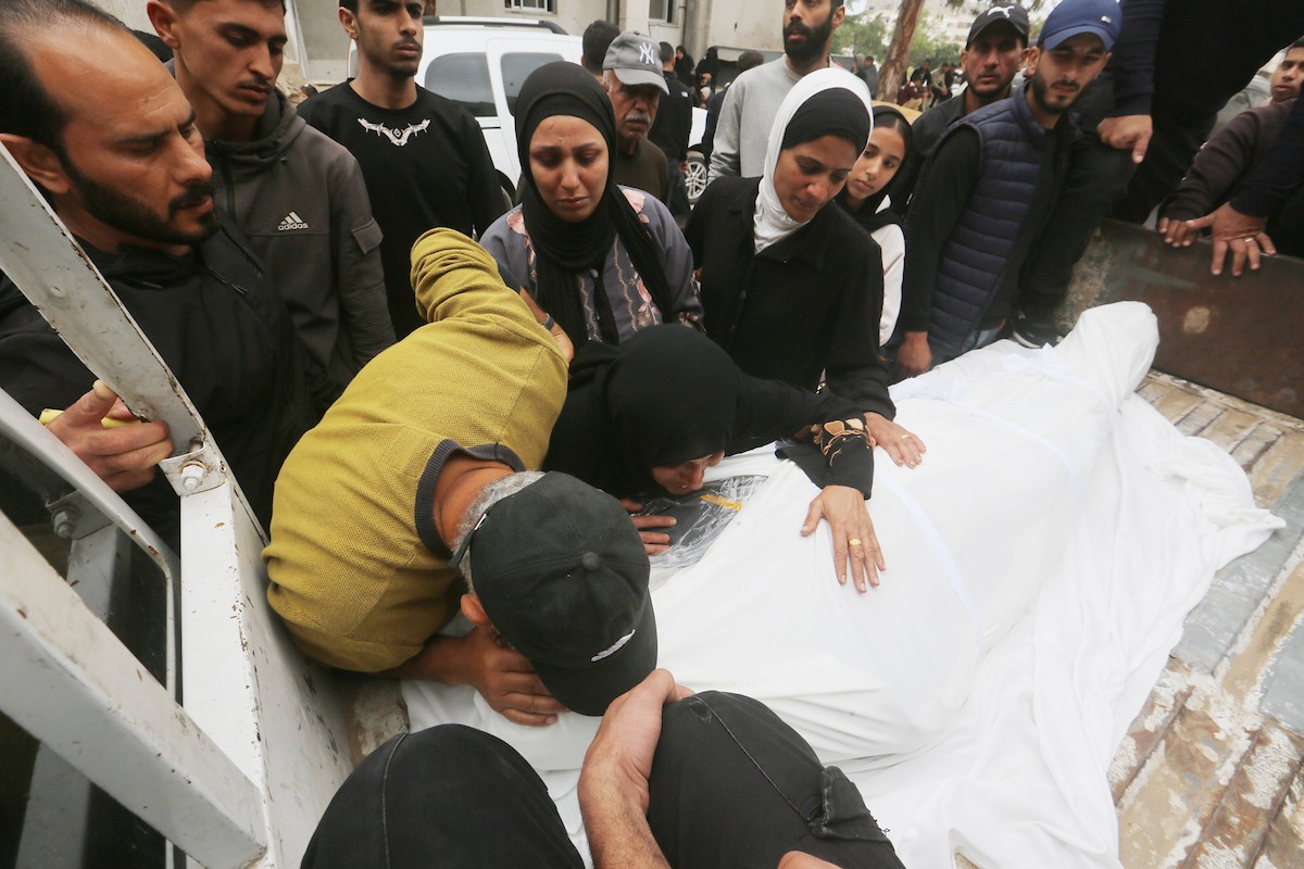 فلسطينيون ينوحون على جثامين مدنيين سقطوا في غارة إسرائيلية شمال قطاع غزة، خلال جنازة أقيمت في مستشفى الشفاء بمدينة غزة، في 26 أبريل/نيسان 2026. صورة: بلال أسامة