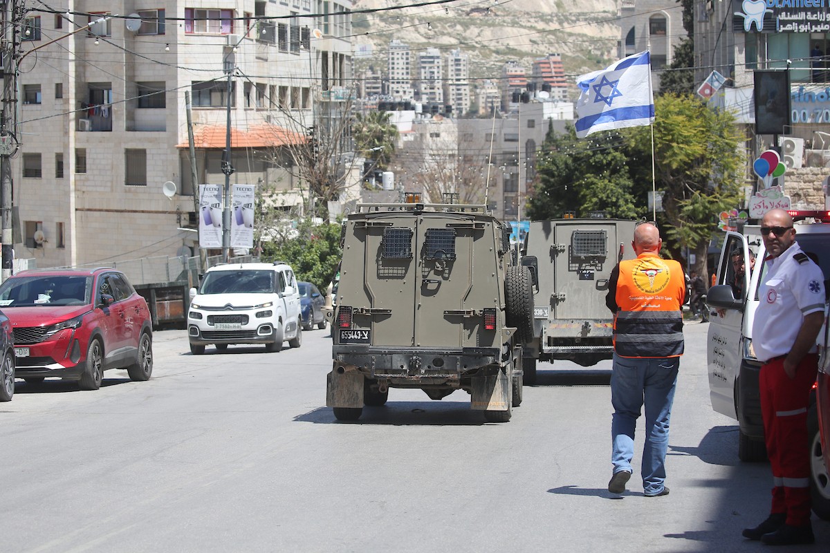 جنود إسرائيليون يقفون في أحد شوارع مدينة نابلس شمال الضفة الغربية، في 23 أبريل/نيسان 2026، خلال غارة للجيش الإسرائيلي. (صورة: محمد ناصر)