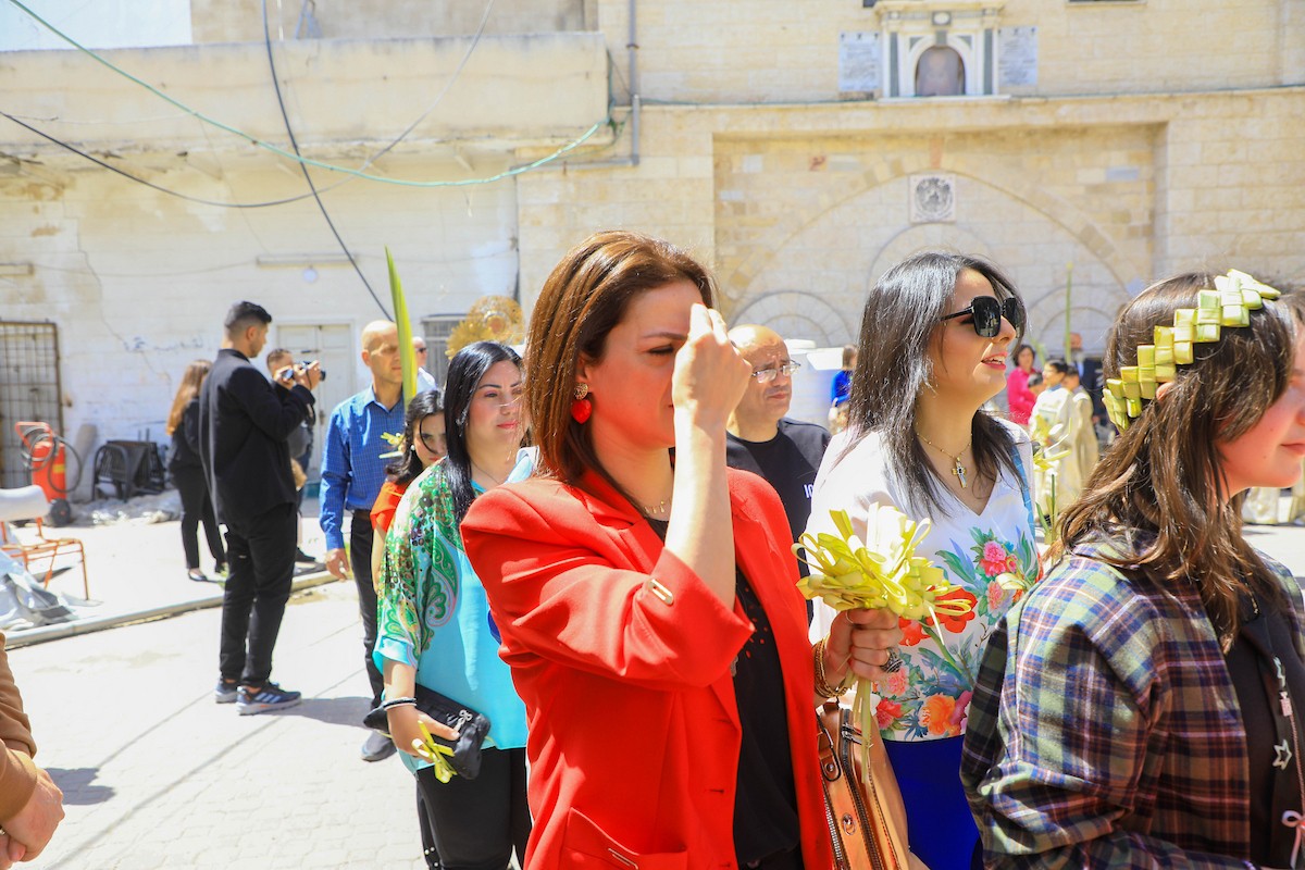 حضر مسيحيون أرثوذكس مقيمون في مدينة غزة، قداسًا في كنيسة القديس بورفيريوس احتفالًا بأحد الشعانين، الذي يُحيي ذكرى دخول السيد المسيح إلى القدس واستقبال الشعب له بأغصان النخيل، 5 أبريل/نيسان 2026. تصوير: هاشم زامو/apaimages