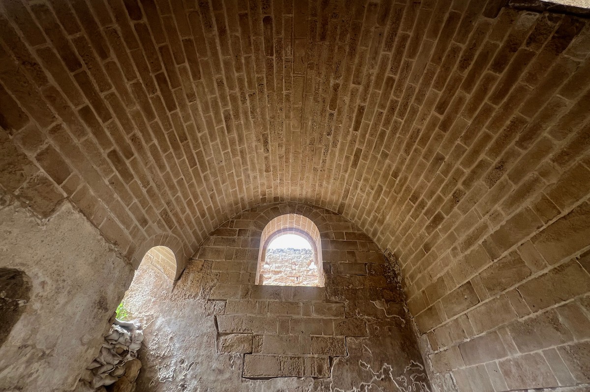 دير القديس هيلاريون وسط قطاع غزة المدرج على قائمة التراث العالمي وأحد أقدم المواقع الأثرية في الشرق الأوسط معرّض للخطر بسبب العدوان الإسرائيلي، النصيرات – وسط قطاع غزة، 18 أبريل/نيسان 2026، تصوير: يوسف أبو طفة