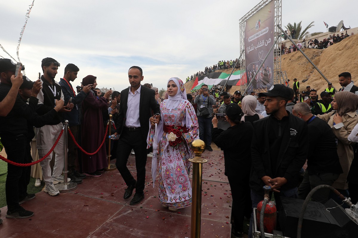 حفل زفاف جماعي لنحو 300 عروس وعريس، تحت عنوان فستان الفرح 2، نظمته مؤسسة الفارس الشم في دير البلح، وسط قطاع غزة، في 24 أبريل/نيسان 2026، (صورة: معز صالحي)