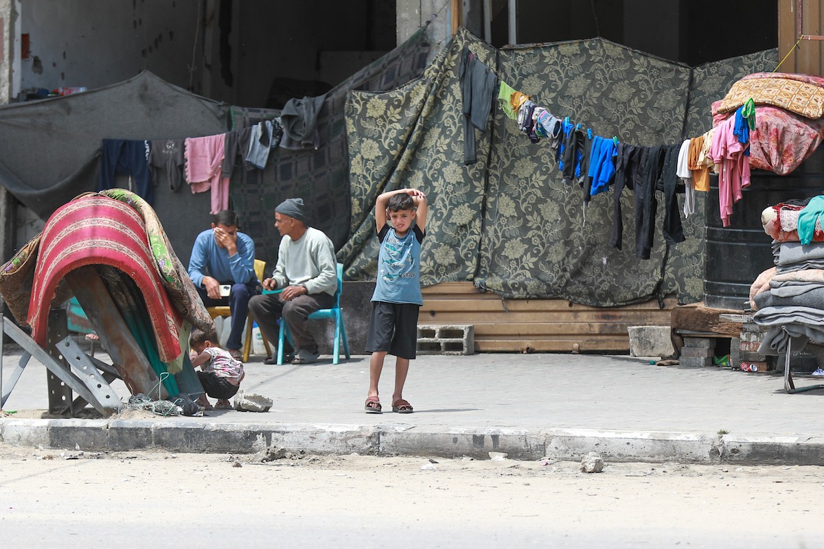 يعيش الفلسطينيون ظروفاً صعبة قرب الخط الأصفر شرق خان يونس، جنوب قطاع غزة، في 27 أبريل/نيسان 2026، حيث يواجهون إطلاق نار متكرر في منطقة تُعتبر خطرة، على طول خط حدودي أعادت القوات الإسرائيلية انتشارها فيه بموجب اتفاق وقف إطلاق النار. (صورة: رمزي أبو عامر)