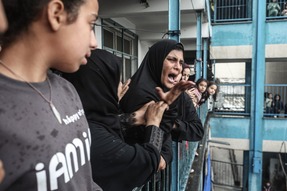 حضر أهالي غزة، في 7 أبريل/نيسان 2026، جنازة فلسطينيين استشهدوا في غارة جوية إسرائيلية استهدفت مدنيين متجمعين شرق مخيم المغازي للاجئين، في انتهاك لوقف إطلاق النار. (صورة: معز صالحي)