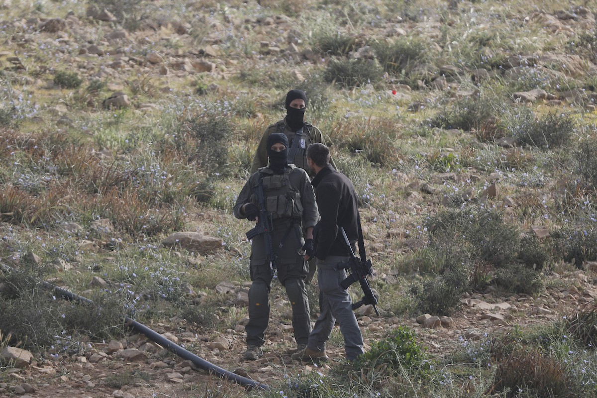 الخليل - أطفال خربة أم الخير وبمشاركة نشطاء سلام دوليين ينظمون وقفة سلمية احتجاجا على إغلاق الجيش الإسرائيلي للطريق الرئيسي المؤدي إلى مدارسهم منذ أسبوع، 19 أبريل/نيسان 2026. تصوير: مأمون وزواز