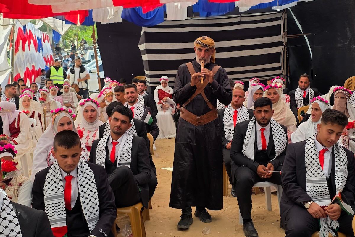 فلسطينيون يشاركون في حفل زفاف جماعي لخمسين عريساً فقدوا أفراداً من عائلاتهم خلال الحرب، ضمن مبادرة بعنوان أفراح رغم الجراح، في خان يونس، جنوب قطاع غزة. 26 أبريل/نيسان 2026، (تصوير: طارق محمد)