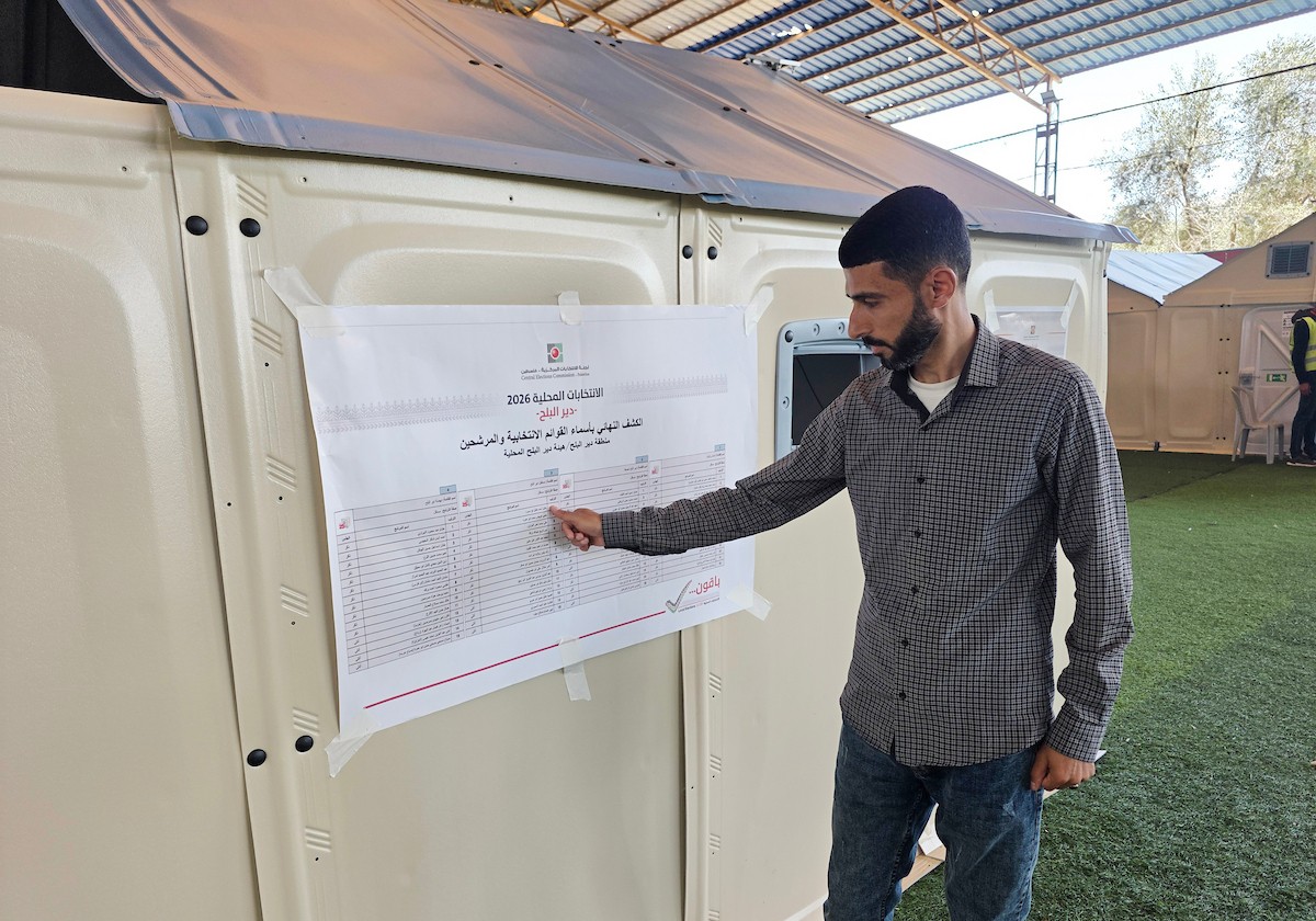 الفلسطينيون يدلون بأصواتهم في مركز اقتراع خلال الانتخابات البلدية في دير البلح، قطاع غزة، في 25 أبريل/نيسان 2026 بعد أكثر من 20 عاما، (صورة: طارق محمد)