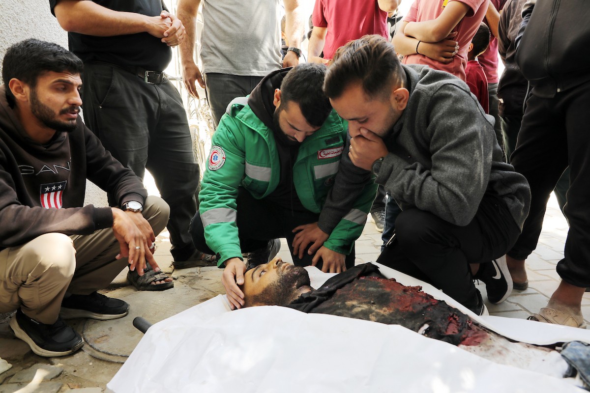 مشيعون فلسطينيون يودعون جثمان المسعف إبراهيم صقر خلال جنازته في مستشفى الشفاء بمدينة غزة في 29 أبريل/نيسان 2026. (صورة: بلال أسامة)