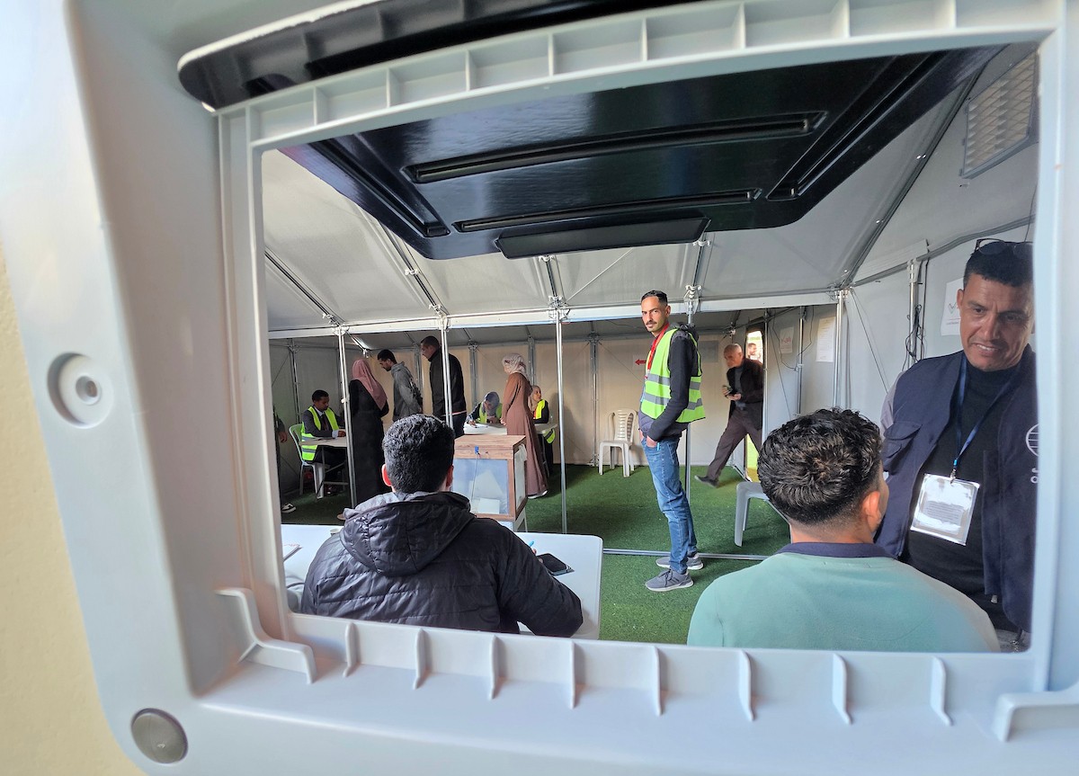 الفلسطينيون يدلون بأصواتهم في مركز اقتراع خلال الانتخابات البلدية في دير البلح، قطاع غزة، في 25 أبريل/نيسان 2026 بعد أكثر من 20 عاما، (صورة: طارق محمد)