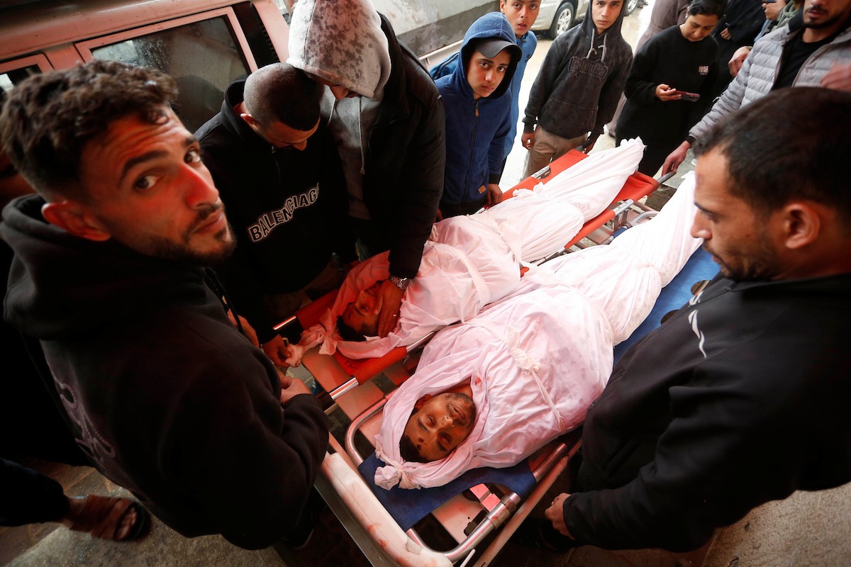 في السابع من أبريل/نيسان 2026، أقارب الضحايا يلقون نظرة أخيرة على جثامين فلسطينيين سقطوا في غارة جوية إسرائيلية شرق مخيم المغازي للاجئين، داخل مستشفى شهداء الأقصى في دير البلح بوسط قطاع غزة.  (صورة: أحمد إبراهيم)