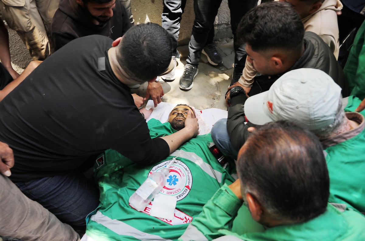 مشيعون فلسطينيون يودعون جثمان المسعف إبراهيم صقر خلال جنازته في مستشفى الشفاء بمدينة غزة في 29 أبريل/نيسان 2026. (صورة: بلال أسامة)