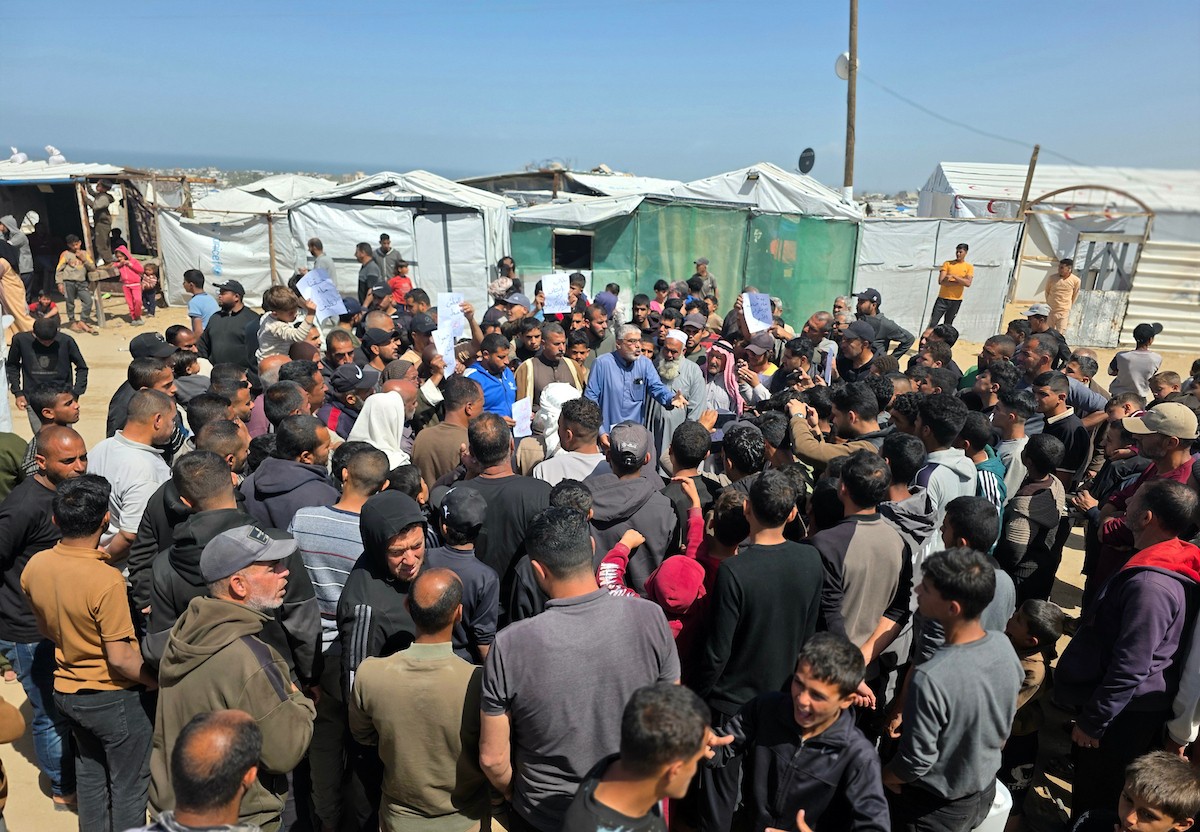 شارك فلسطينيون نازحون في اعتصام احتجاجي جنوب خان يونس، داخل مخيمات النزوح، مطالبين بإنهاء أزمة مياه الشرب، 5 أبريل/نيسان 2026. تصوير: طارق محمد (APA Images).