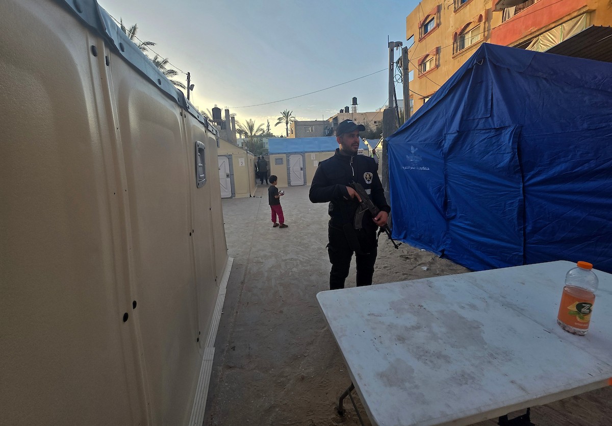 لجنة الانتخابات تُجري فرز قوائم المرشحين في الانتخابات المحلية الأولى في دير البلح وسط قطاع غزة منذ أكثر من عقدين، والأولى في الضفة الغربية منذ بدء حرب السابع من أكتوبر/ تشرين الأول 2023، 25 أبريل/نيسان 2026. (صورة: طارق محمد)