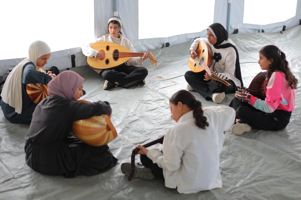 يشارك أطفال فلسطينيون في أنشطة ترفيهية ودعم نفسي اجتماعي في مخيم الزهور للنازحين في مخيم النصيرات للاجئين وسط قطاع غزة. 26 أبريل/نيسان 2026، (تصوير: حسن الجديدي)