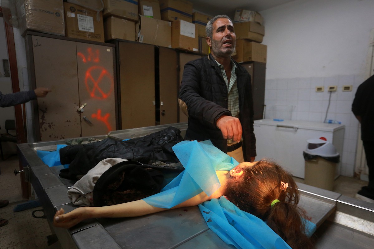 ودّع فلسطينيون جثمان الطفلة ريتاج عبد الرؤوف ريحان، البالغة من العمر 13 عامًا، في مستشفى الشفاء بمدينة غزة. وقد استشهدت ريتا بنيران الجيش الإسرائيلي التي استهدفت خيام النازحين في بيت لاهيا شمال قطاع غزة. 9 أبريل/نيسان 2026. صورة: بلال أسامة