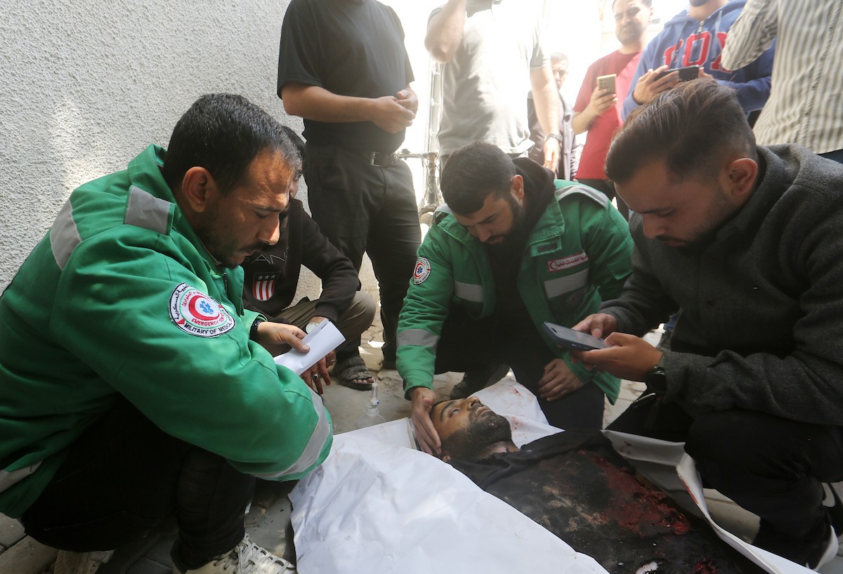 مشيعون فلسطينيون يودعون جثمان المسعف إبراهيم صقر خلال جنازته في مستشفى الشفاء بمدينة غزة في 29 أبريل/نيسان 2026. (صورة: بلال أسامة)