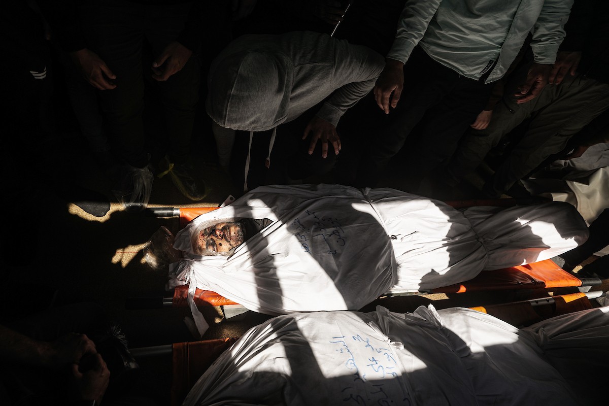 ينعى الفلسطينيون جثامين شهدائهم الفلسطينيين، الذين قُتلوا، بحسب مسعفين، في غارة جوية إسرائيلية ليلية، في مخيم البريج للاجئين الفلسطينيين، وسط قطاع غزة، في 11 أبريل/نيسان 2026. (صورة: معز صالحي)