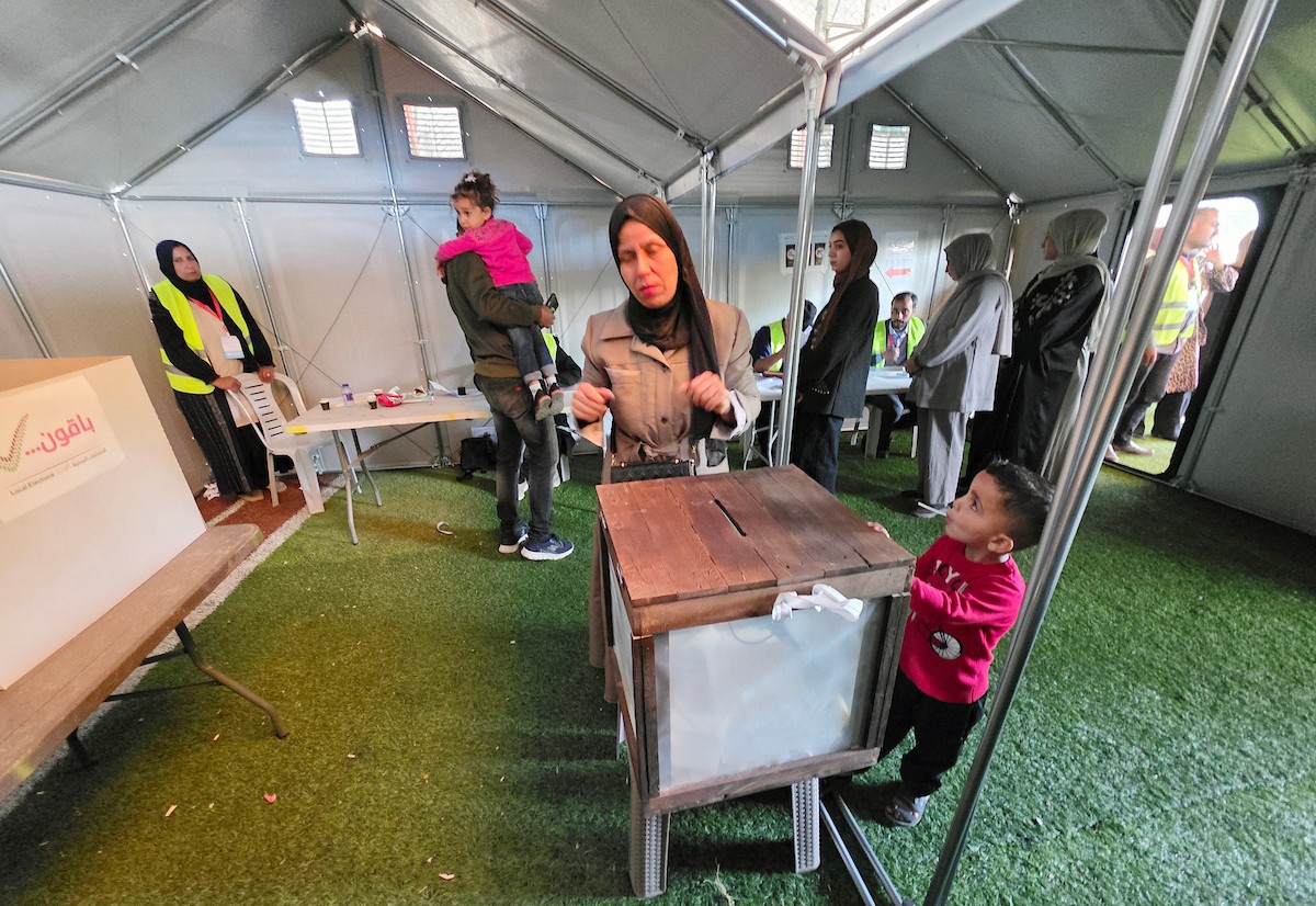 الفلسطينيون يدلون بأصواتهم في مركز اقتراع خلال الانتخابات البلدية في دير البلح، قطاع غزة، في 25 أبريل/نيسان 2026 بعد أكثر من 20 عاما، (صورة: طارق محمد)