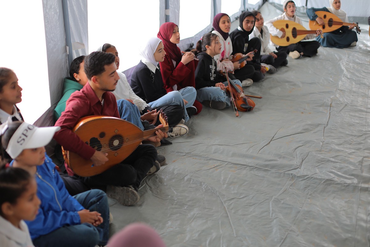 يشارك أطفال فلسطينيون في أنشطة ترفيهية ودعم نفسي اجتماعي في مخيم الزهور للنازحين في مخيم النصيرات للاجئين وسط قطاع غزة. 26 أبريل/نيسان 2026، (تصوير: حسن الجديدي)