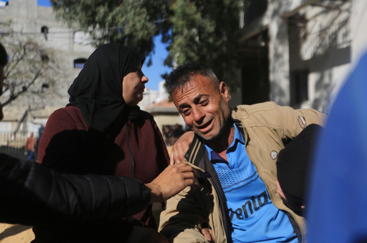 ودّع فلسطينيون جثامين 5 مواطنين بينهم 3 أطفال في مستشفى الشفاء بمدينة غزة، وكانوا قد سقطوا ليلة أمس في غارة إسرائيلية بمنطقة بيت لاهيا شمال قطاع غزة. 23 أبريل/نيسان 2026. صورة: بلال أسامة