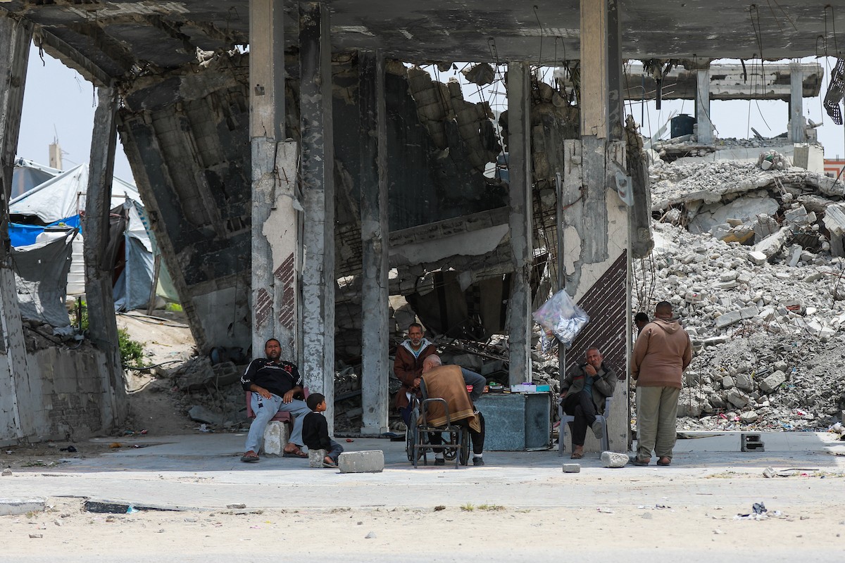 يعيش الفلسطينيون ظروفاً صعبة قرب الخط الأصفر شرق خان يونس، جنوب قطاع غزة، في 27 أبريل/نيسان 2026، حيث يواجهون إطلاق نار متكرر في منطقة تُعتبر خطرة، على طول خط حدودي أعادت القوات الإسرائيلية انتشارها فيه بموجب اتفاق وقف إطلاق النار. (صورة: رمزي أبو عامر)