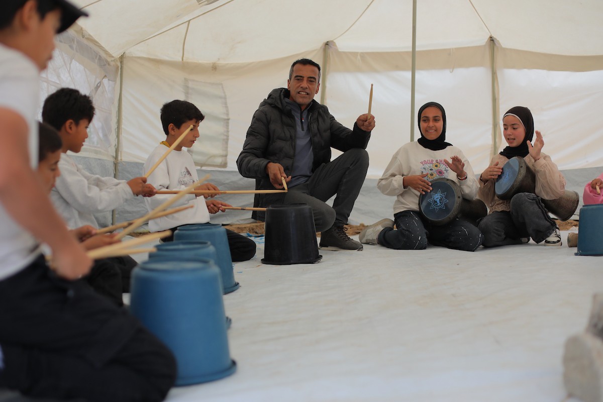 يشارك أطفال فلسطينيون في أنشطة ترفيهية ودعم نفسي اجتماعي في مخيم الزهور للنازحين في مخيم النصيرات للاجئين وسط قطاع غزة. 26 أبريل/نيسان 2026، (تصوير: حسن الجديدي)