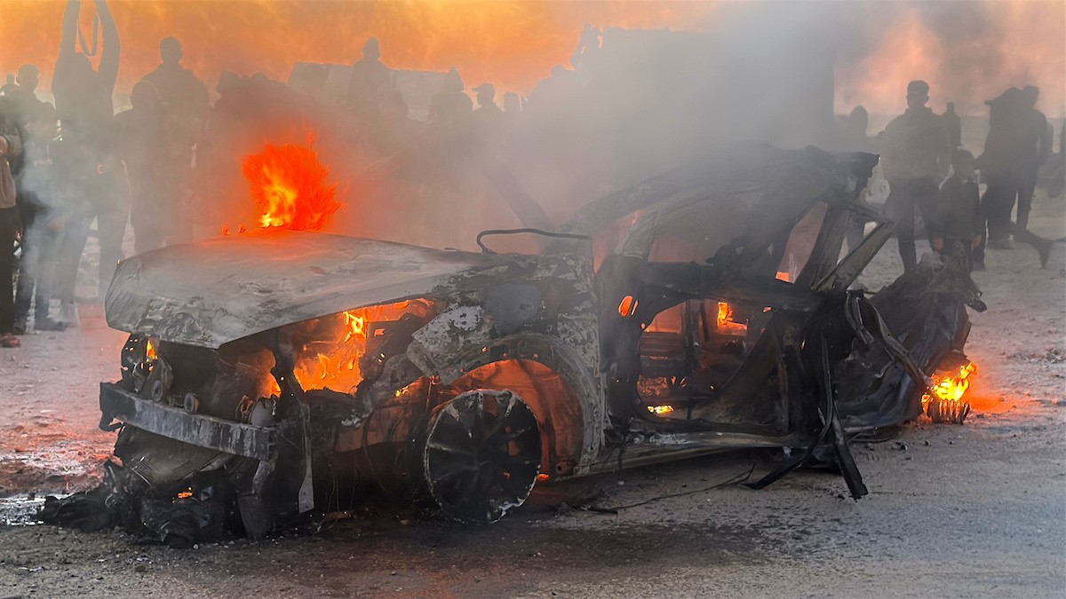 مركبة الزميل الصحفي الشهيد محمد وشاح، مراسل قناة الجزيرة مباشر بعد ان استهدفتها طائرة مسيّرة إسرائيلية غرب مدينة غزة  8 أبريل/نيسان 2026، (صورة: هادي داود )