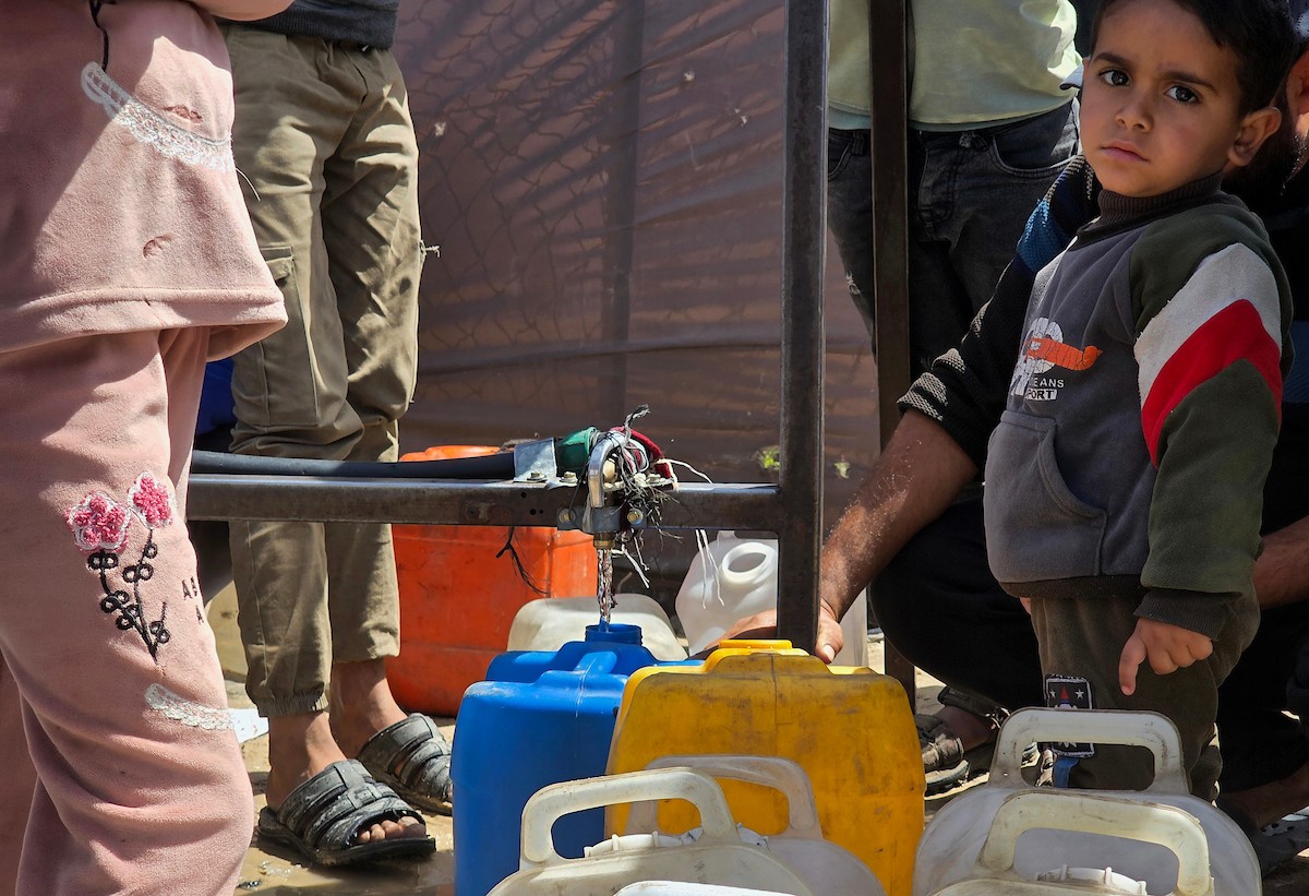 شارك فلسطينيون نازحون في اعتصام احتجاجي جنوب خان يونس، داخل مخيمات النزوح، مطالبين بإنهاء أزمة مياه الشرب، 5 أبريل/نيسان 2026. تصوير: طارق محمد (APA Images).