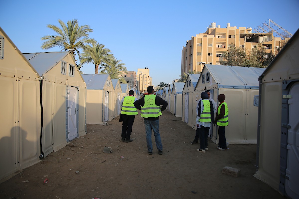 فرز أصوات الناخبين داخل مركز اقتراع في دير البلح، في 25 أبريل/نيسان 2026. وقد جرت الانتخابات البلدية اليوم في الضفة الغربية ووسط قطاع غزة، في أول انتخابات منذ بدء حرب غزة. (صورة: هادي داود)