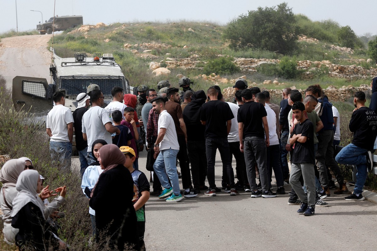 يحاول فلسطينيون الوصول إلى أراضيهم الزراعية في بلدة حلحول شمال الخليل جنوب الضفة الغربية، إلا أن الجيش الإسرائيلي يمنعهم من ذلك، وفق ما أفاد به شهود عيان،  17 أبريل/نيسان 2026. صورة: مأمون وزواز