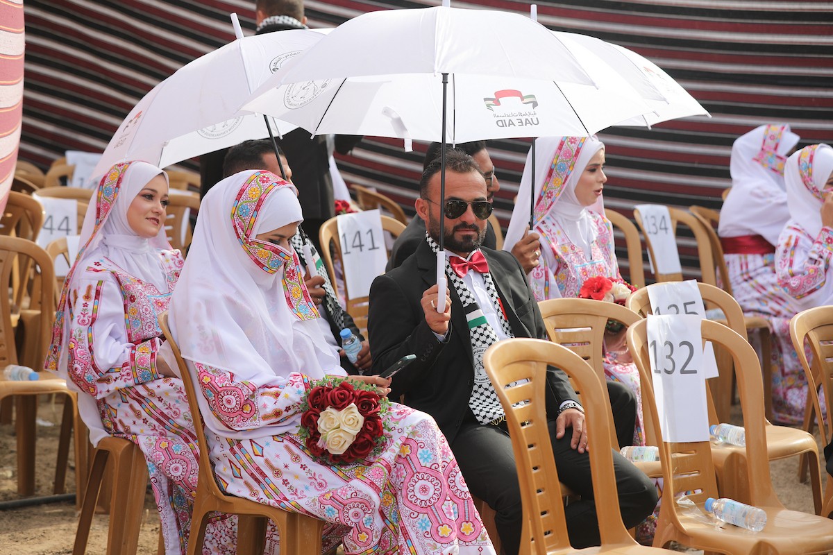 حفل زفاف جماعي لنحو 300 عروس وعريس، تحت عنوان فستان الفرح 2، نظمته مؤسسة الفارس الشم في دير البلح، وسط قطاع غزة، في 24 أبريل/نيسان 2026، (صورة: معز صالحي)