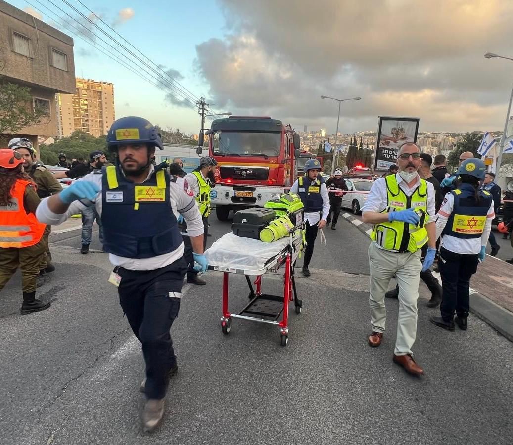 آثار الدمار عقب سقوط شظايا صاروخية في حيفا جراء صاروخ إيراني وإصابة 10 أشخاص بينهم مسن بجراح خطيرة 111.jpg