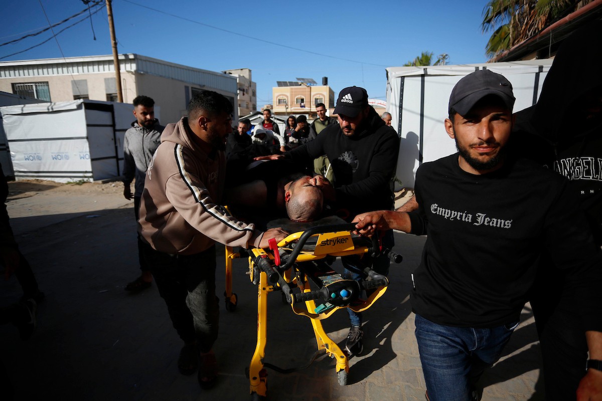 ودّع فلسطينيون عدداً من الجثث في مستشفى شهداء الأقصى بدير البلح. وقد سقط الضحايا جراء القصف الإسرائيلي وإطلاق النار من فصائل مسلحة متعاونة مع الجيش الإسرائيلي، شرق مخيم المغازي وسط قطاع غزة، في 6 أبريل/نيسان 2026. (صورة: أحمد إبراهيم)